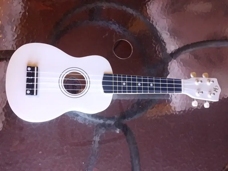 Ukulele soprano blanco nuevo - 2