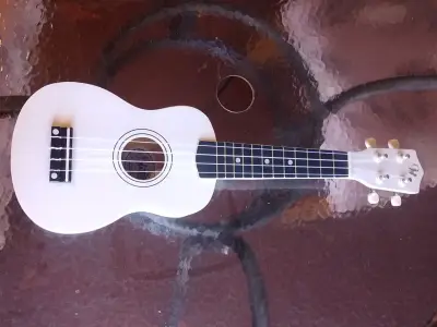 Ukulele soprano blanco nuevo - miniatura 2