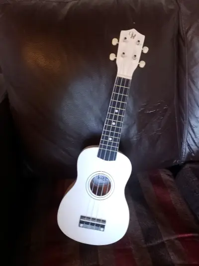Ukulele soprano blanco nuevo - miniatura 3