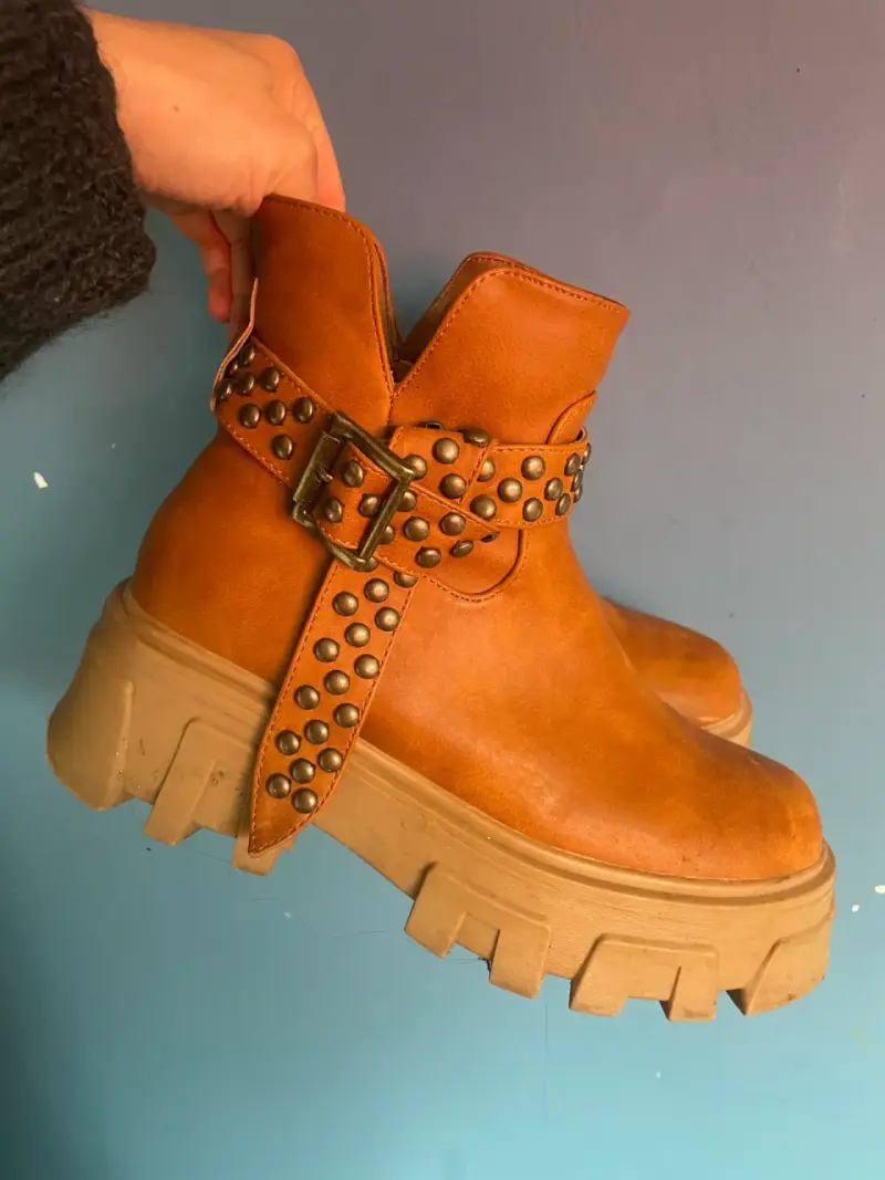 Botines marrones con tachas - 3