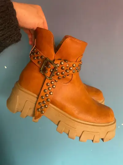 Botines marrones con tachas - miniatura 3
