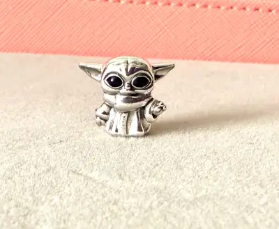 Charm Baby Yoda plateado original Pandora - miniatura 1