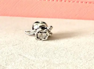 Charm Baby Yoda plateado original Pandora - miniatura 2