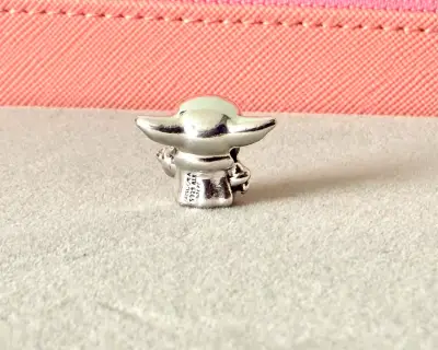 Charm Baby Yoda plateado original Pandora - miniatura 3