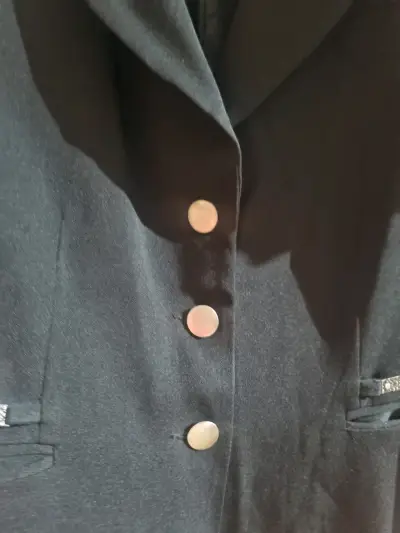 Blazer negro con botones dorados - miniatura 4