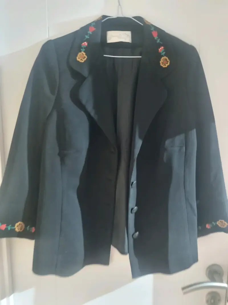 Blazer negro con botones dorados - 5