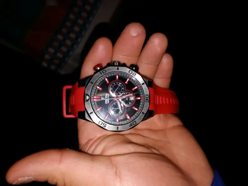 Reloj con correa roja deportiva