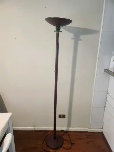 Lámpara de pie marrón - miniatura 1