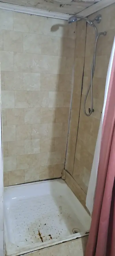 Arriendo piezas con baño y living comedor - miniatura 1