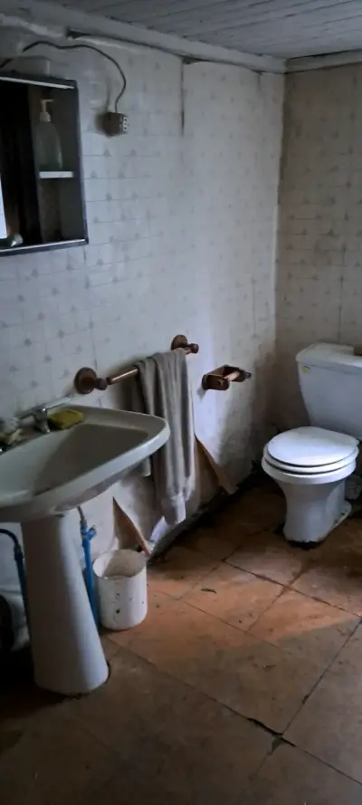 Arriendo piezas con baño y living comedor - miniatura 2
