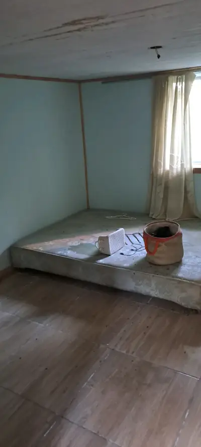Arriendo piezas con baño y living comedor - miniatura 3