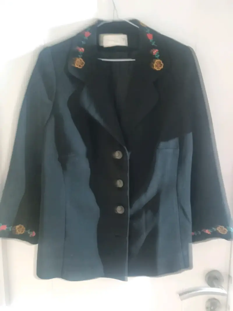 Chaqueta negra bordada - 1