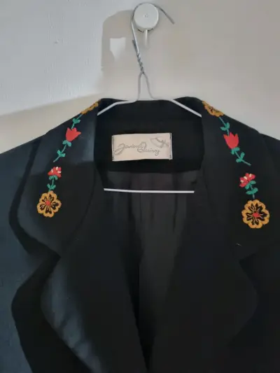 Chaqueta negra bordada - miniatura 2