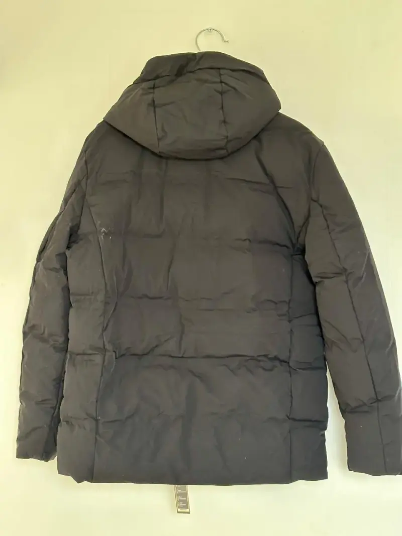 Chaqueta negra acolchada con capucha - 1