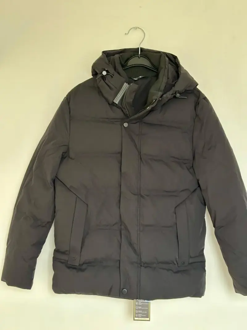 Chaqueta negra acolchada con capucha - 2