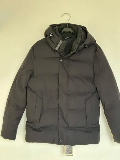 Chaqueta negra acolchada con capucha - miniatura 2