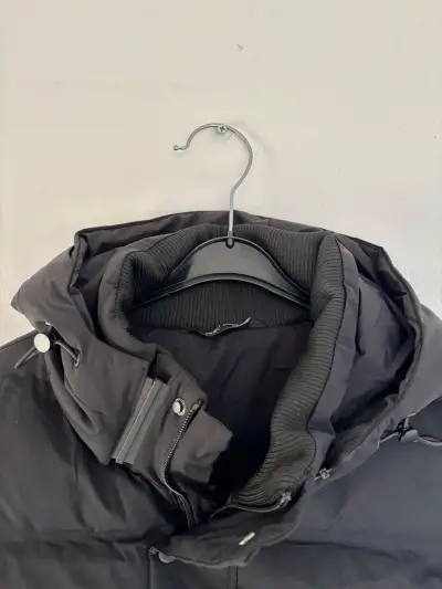 Chaqueta negra acolchada con capucha - miniatura 3
