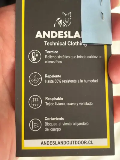 Chaqueta negra acolchada con capucha - miniatura 4