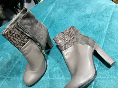 Botines de tacón gris estilo serpiente - miniatura 1