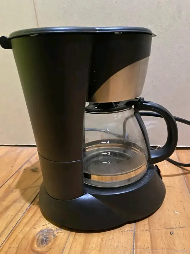 Cafetera eléctrica negra marca Thomas - 1