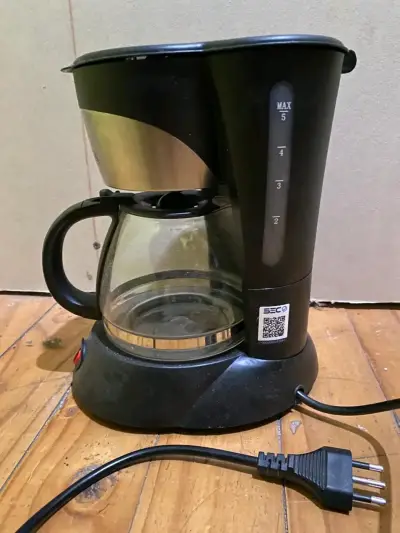 Cafetera eléctrica negra marca Thomas - miniatura 2