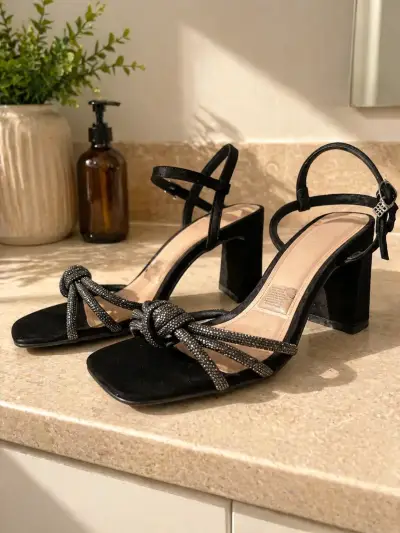 tacones negras con hebilla - miniatura 2