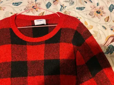 Suéter a cuadros rojo y negro - miniatura 2