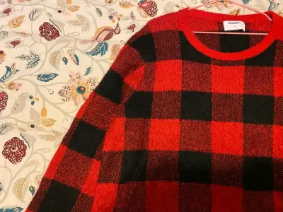 Suéter a cuadros rojo y negro - miniatura 3