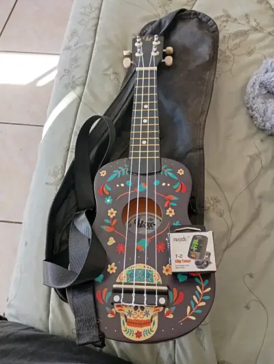 Ukulele decorado con funda - miniatura 1