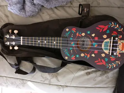 Ukulele decorado con funda - miniatura 3