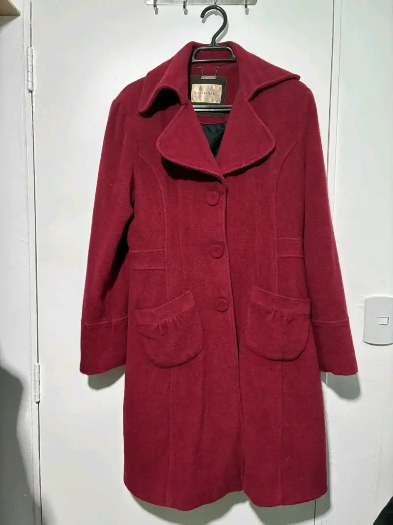 Abrigo rojo elegante marca tatienne talla S - 1