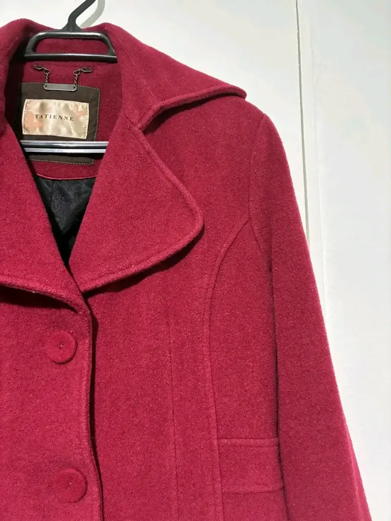 Abrigo rojo elegante marca tatienne talla S - 2