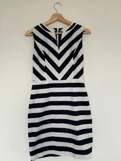 Vestido a rayas blanco y negro - miniatura 1