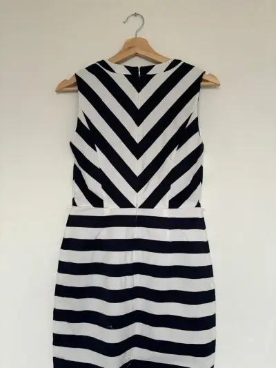 Vestido a rayas blanco y negro - miniatura 3