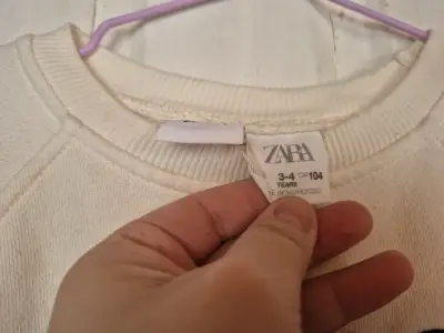 Polerón blanco con diseño infantil - miniatura 2