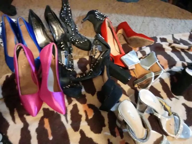 Zapatos de tacón con detalles dorados - 2