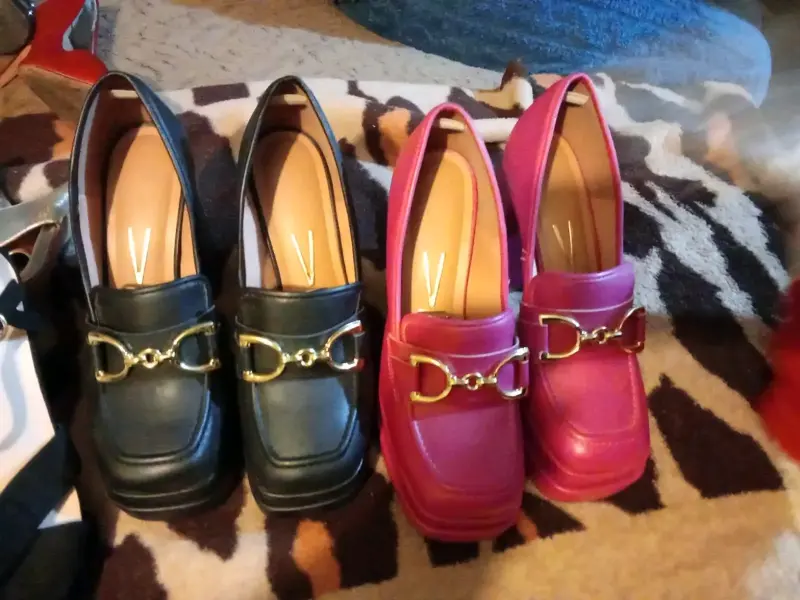 Zapatos de tacón con detalles dorados - 7