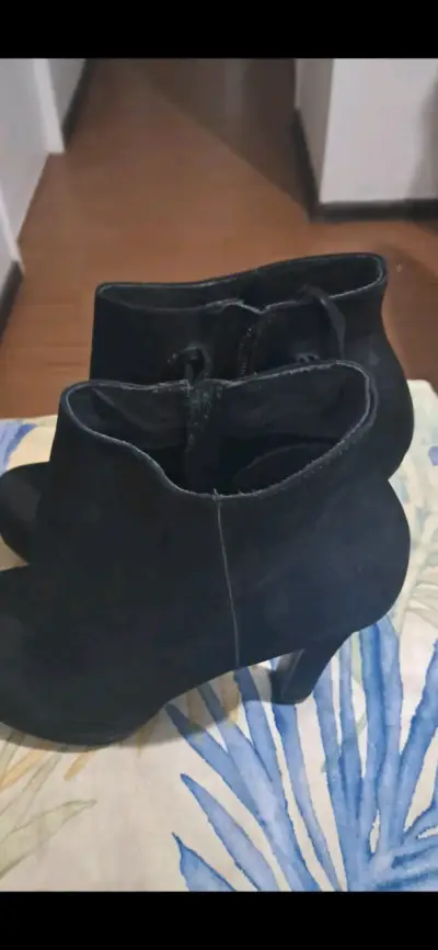 Botines negros con tacón - miniatura 3