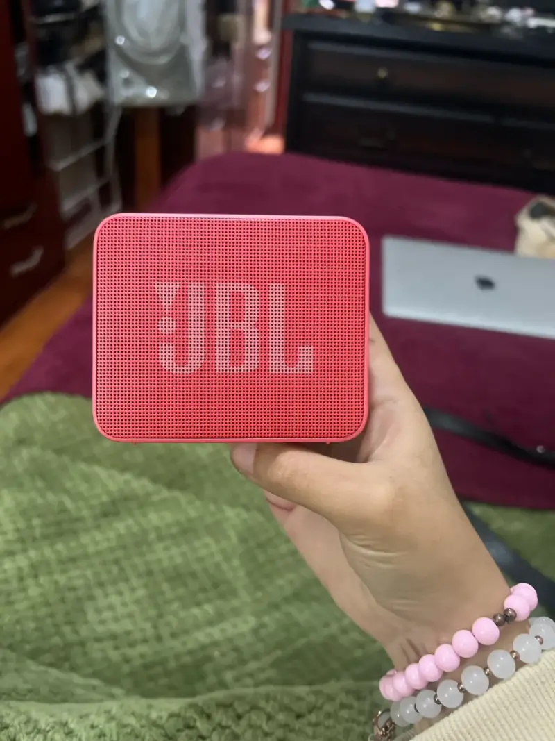 Parlante JBL rojo compacto