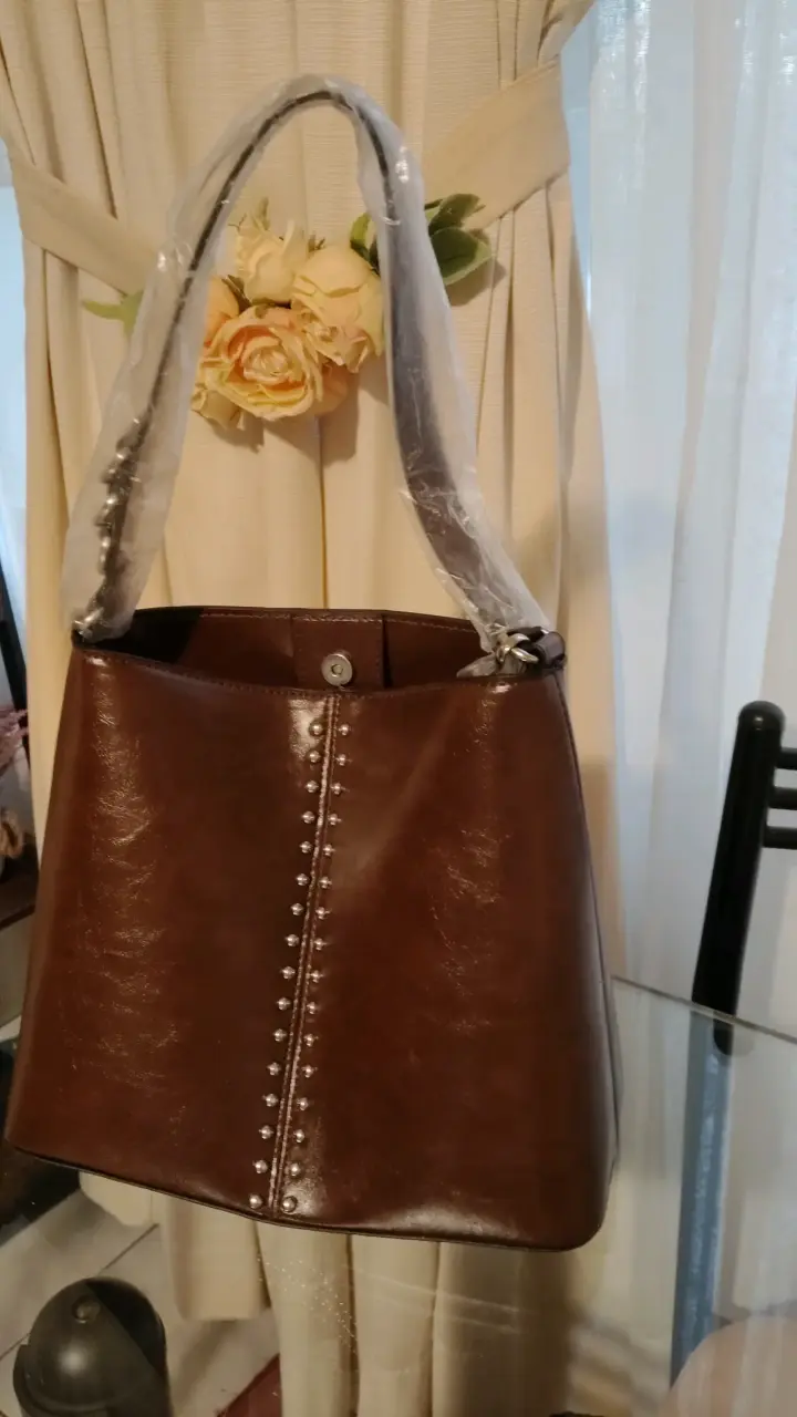 Cartera marrón con tachas
