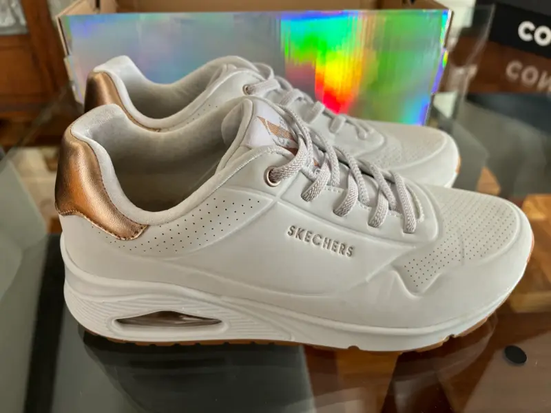 Zapatillas Skechers blancas con detalle dorado - 1