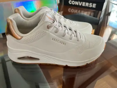 Zapatillas Skechers blancas con detalle dorado - miniatura 2