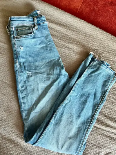 Jeans claros con estilo desgastado - miniatura 1