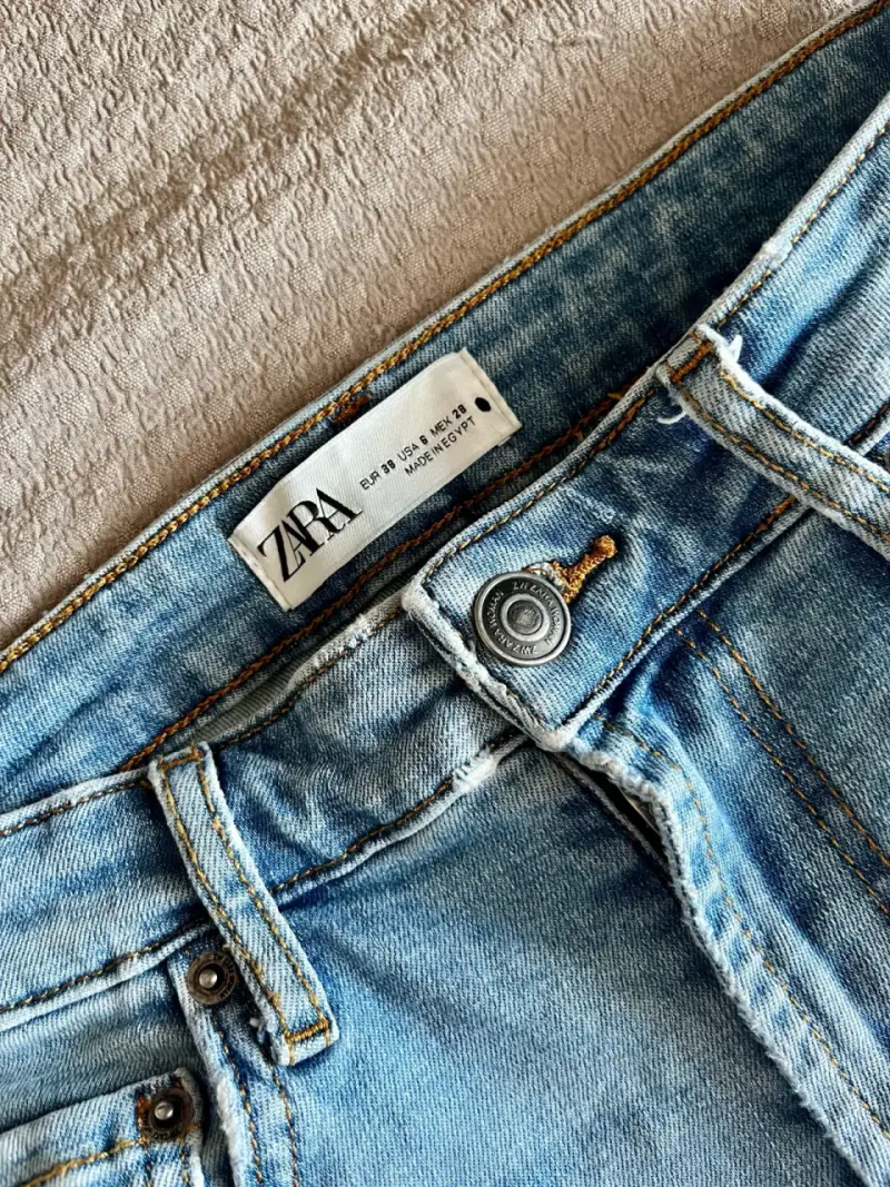 Jeans claros con estilo desgastado - 2
