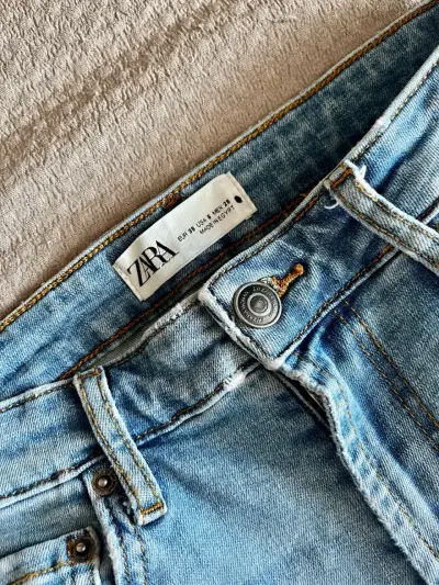 Jeans claros con estilo desgastado - miniatura 2
