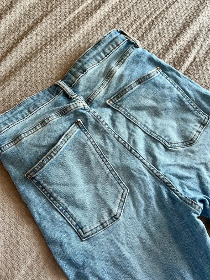Jeans claros con estilo desgastado - 3
