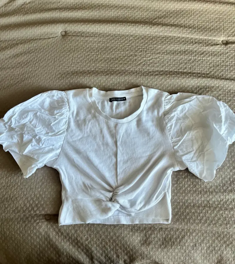 Polera blanca Zara con mangas abullonadas