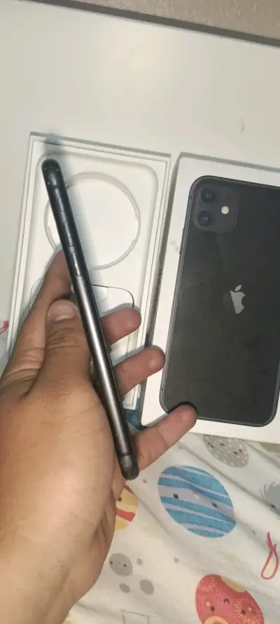 Teléfono iPhone 11 negro - miniatura 3