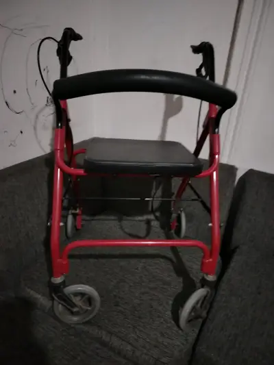 Andador rojo con asiento - miniatura 1