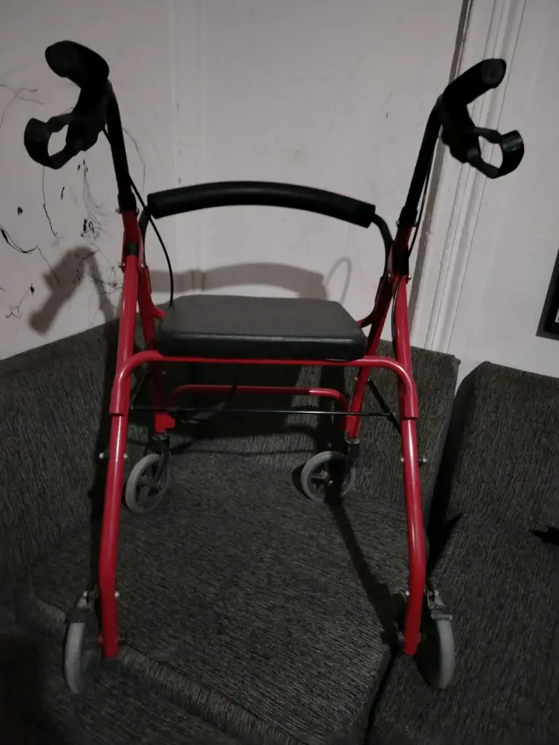Andador rojo con asiento - 2